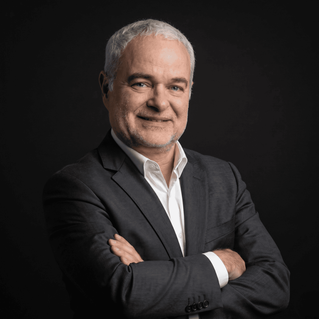 René Díaz, consultor experto de Amazon FBA, detallando su metodología de selección de herramientas basadas en datos.